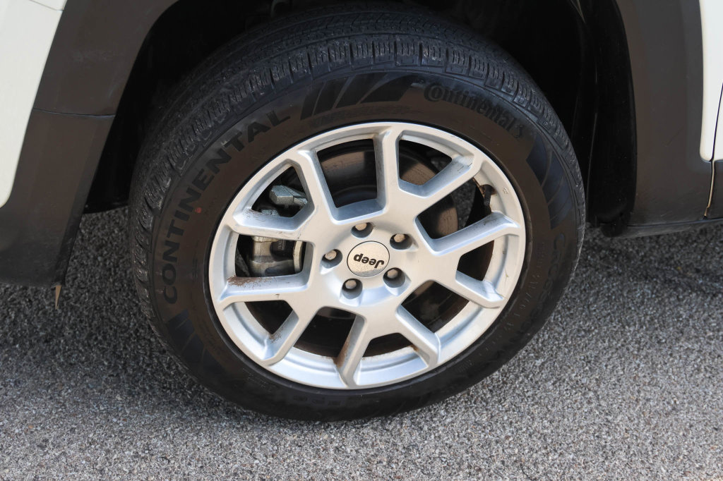 Used 2023 Jeep Renegade Latitude AWD/4WD image 7