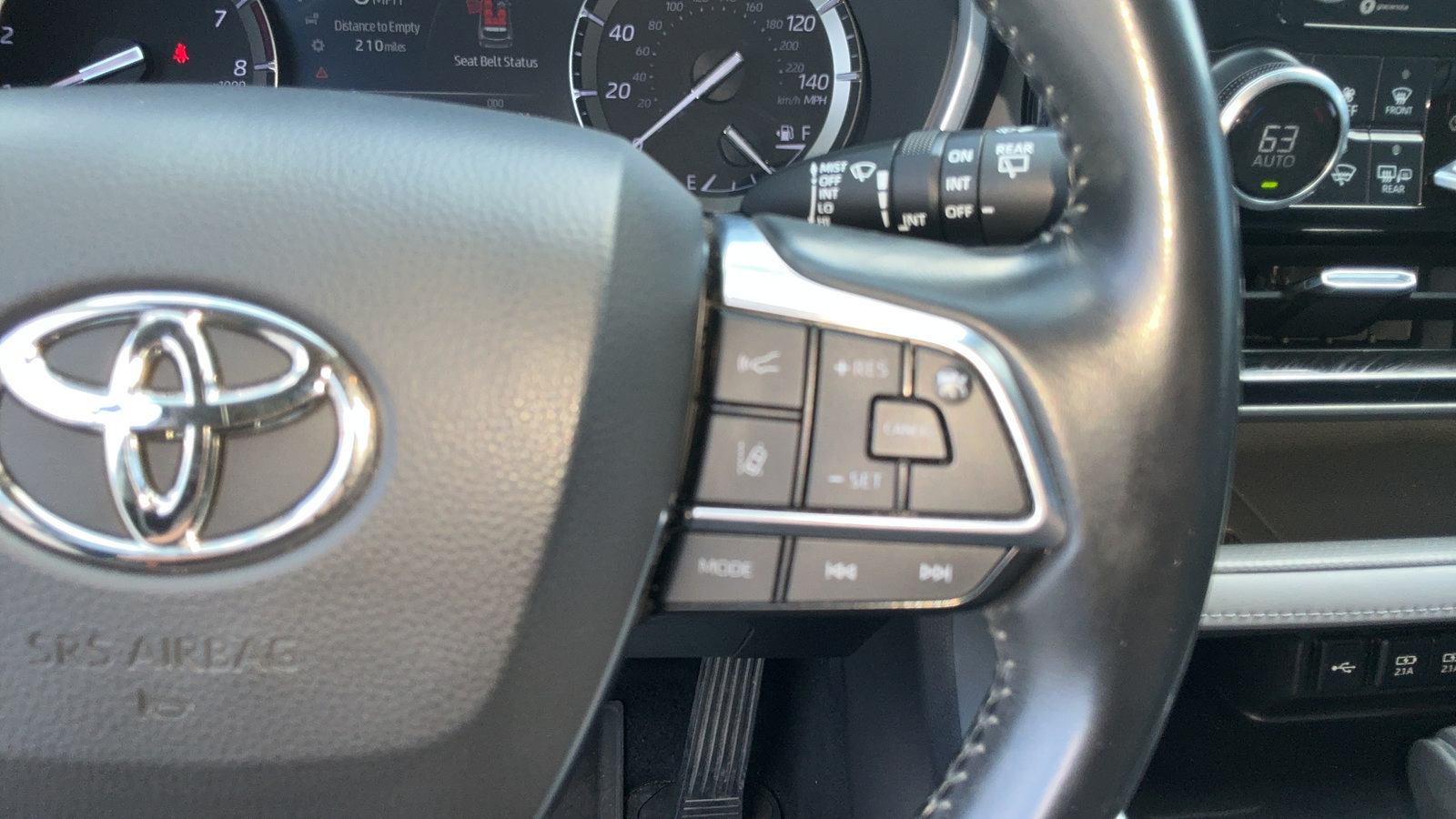 Used 2021 Toyota Highlander XLE AWD/4WD image 28