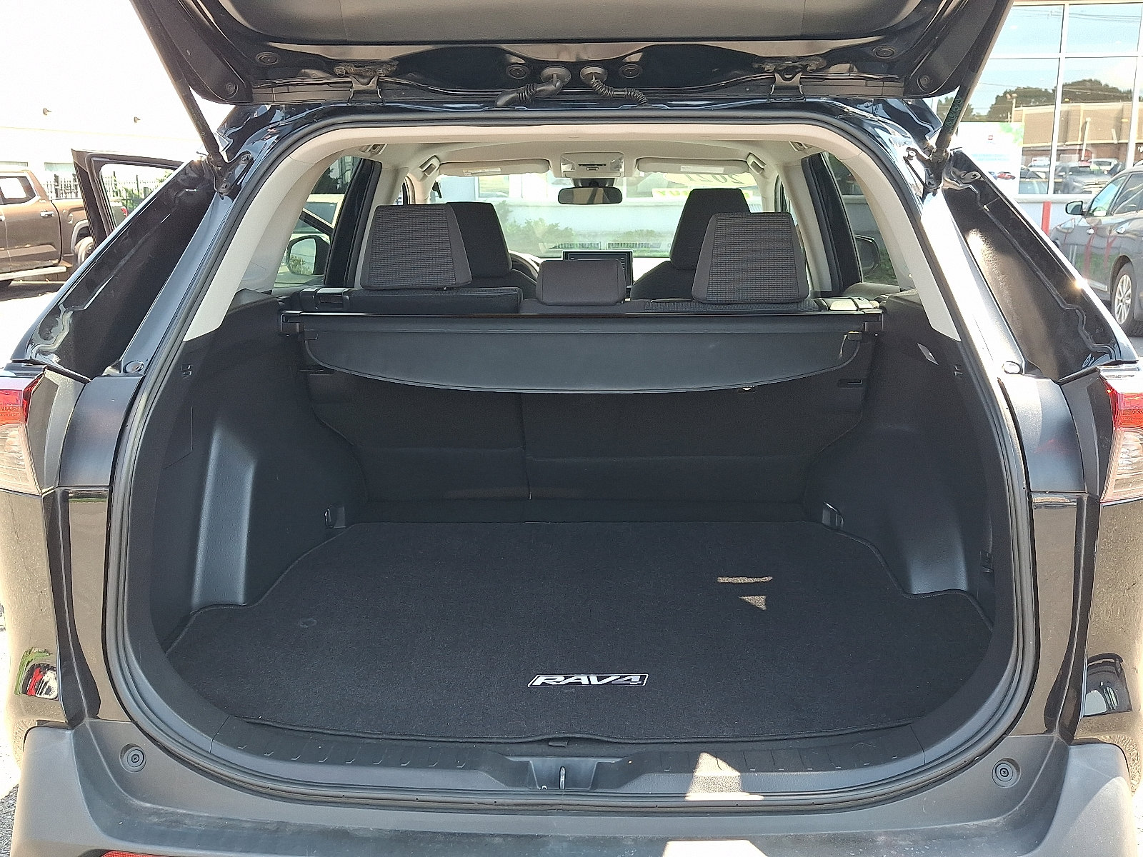 Used 2021 Toyota RAV4 LE w/ Carpet Mat Package (TMS) AWD/4WD image 29