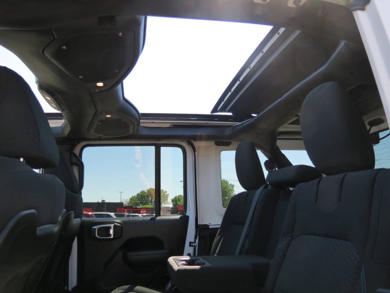 Used 2025 Jeep Wrangler Unlimited Rubicon 4xe w/ Safety Group AWD/4WD image 17