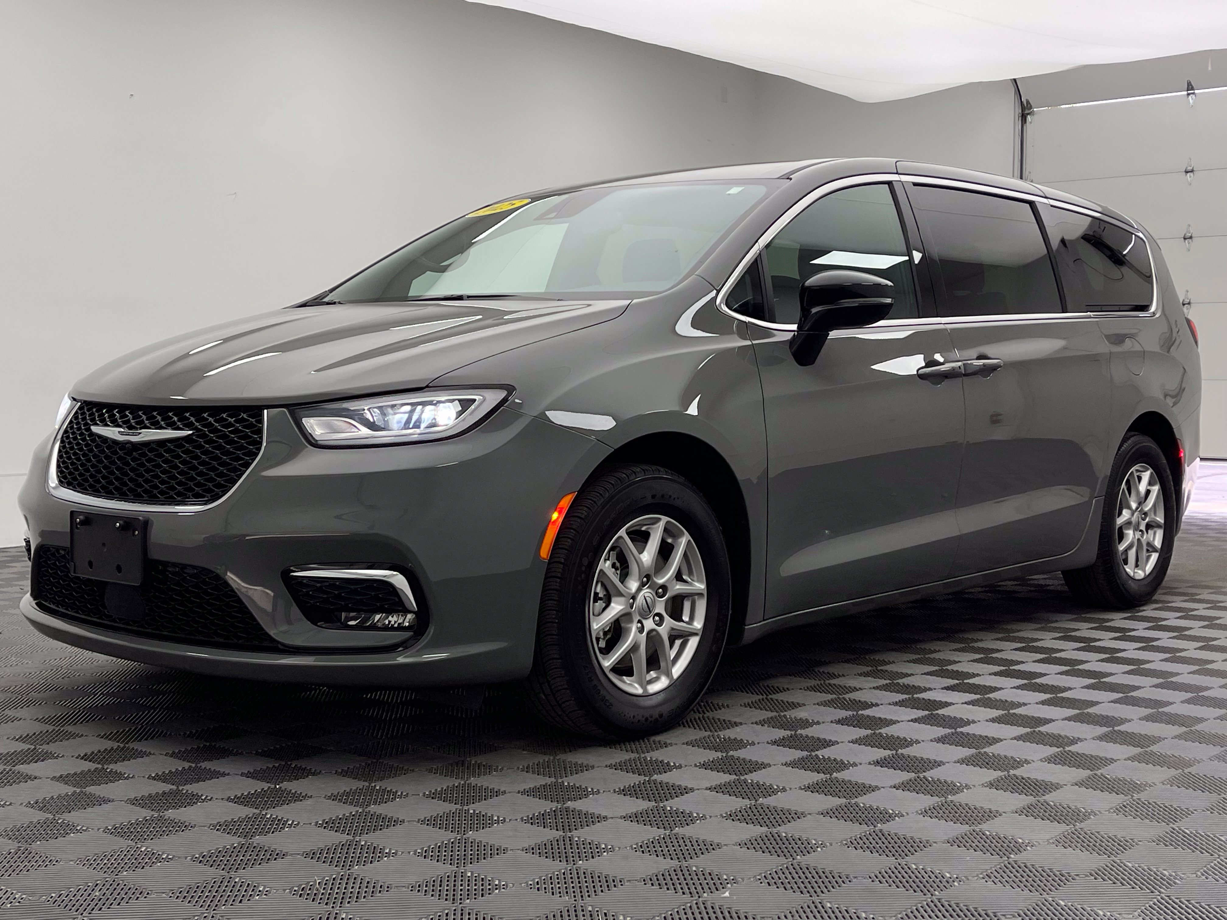 Used 2025 Chrysler Pacifica Select FWD image 2
