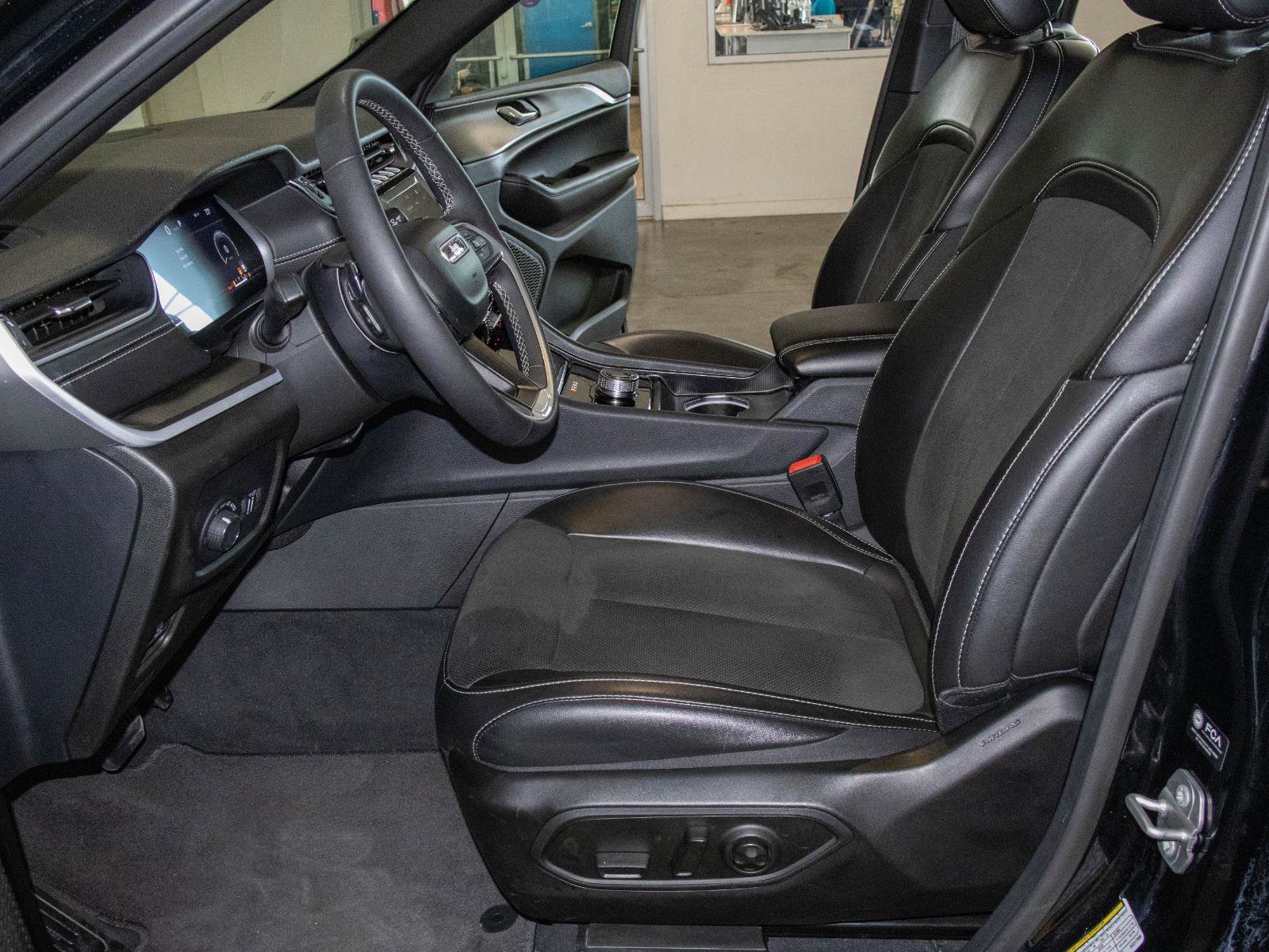 Used 2025 Jeep Grand Cherokee Altitude AWD/4WD image 7