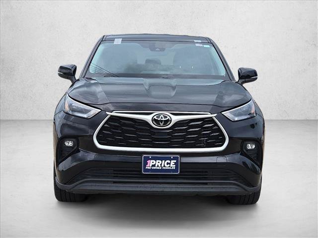 Used 2024 Toyota Highlander LE FWD image 2