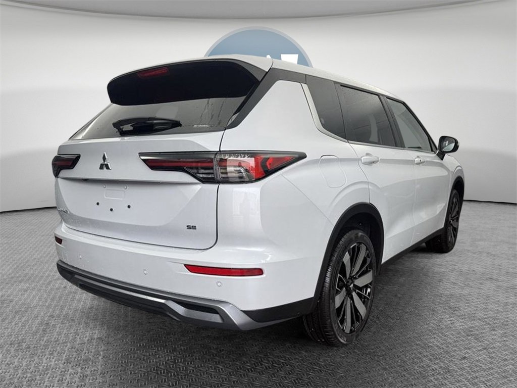 New 2025 Mitsubishi Outlander SE image 3