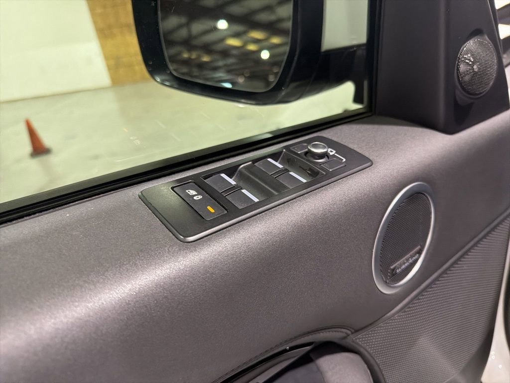 Used 2021 Land Rover Discovery S image 28