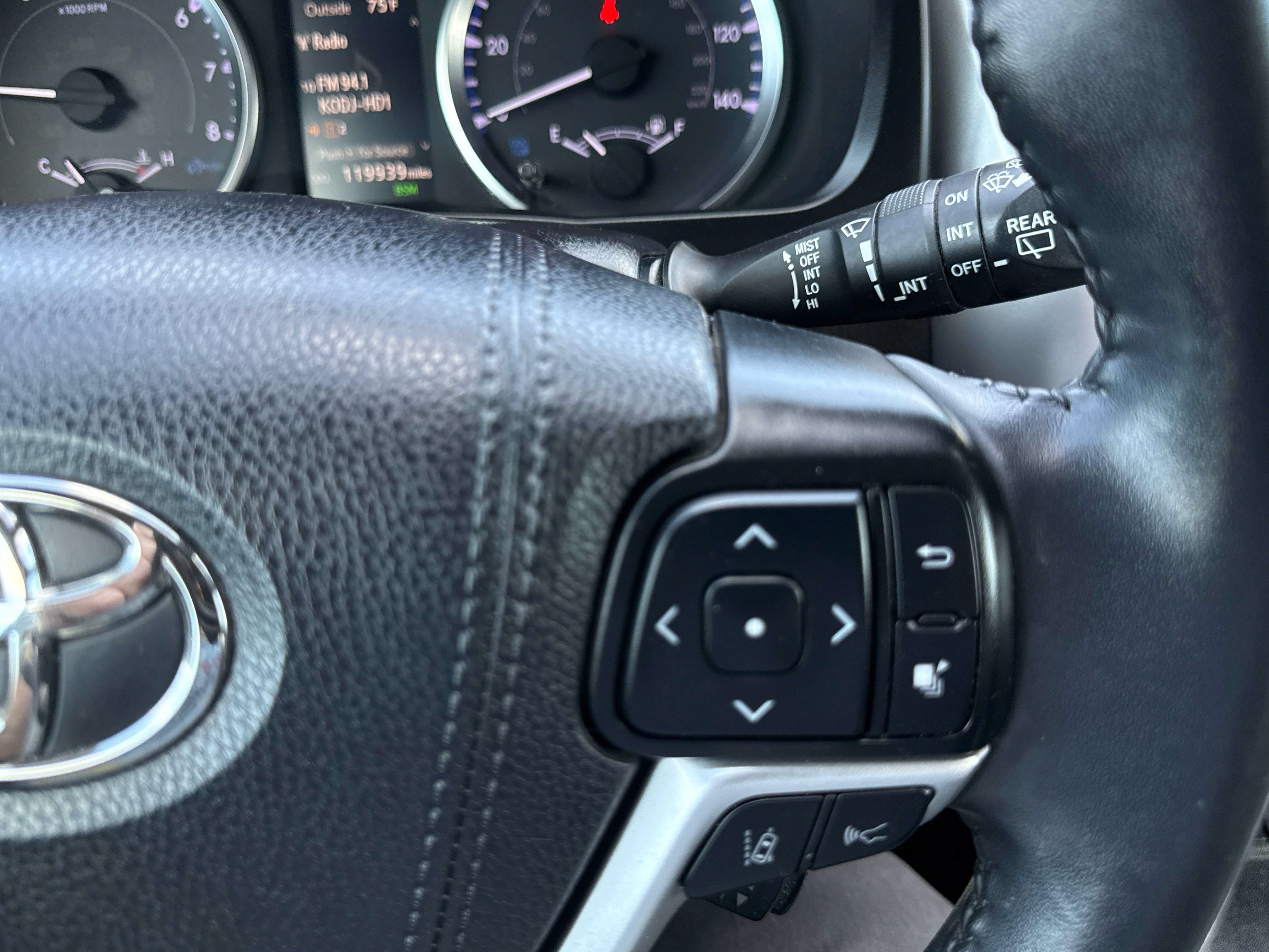 Used 2019 Toyota Highlander Plus AWD/4WD image 28