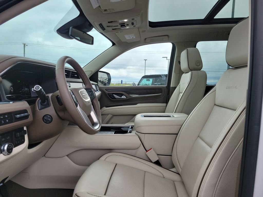 Used 2023 GMC Yukon Denali w/ LPO, Floor Liner Package AWD/4WD image 18
