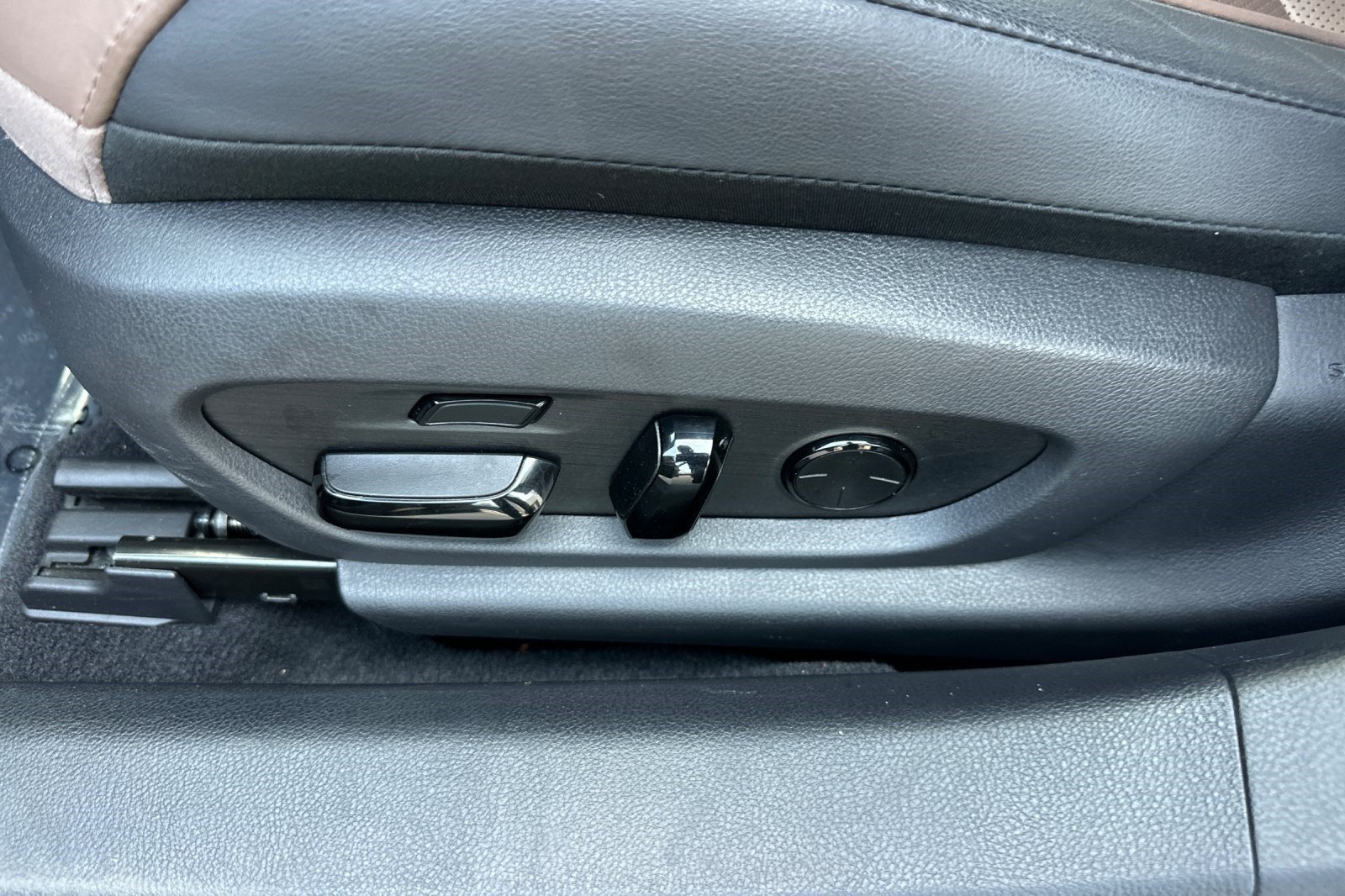 Used 2022 Lexus ES 300h w/ Accessory Package FWD image 14