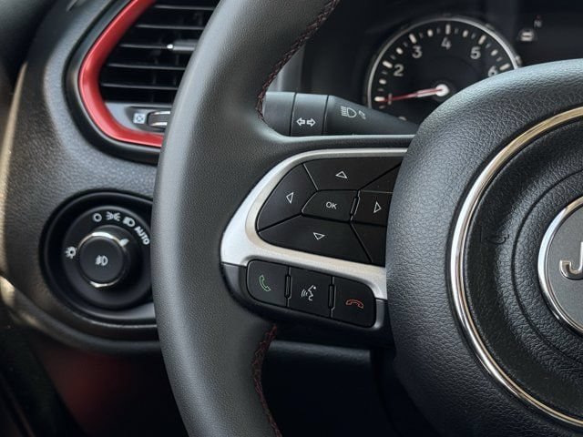 Used 2023 Jeep Renegade Trailhawk AWD/4WD image 14