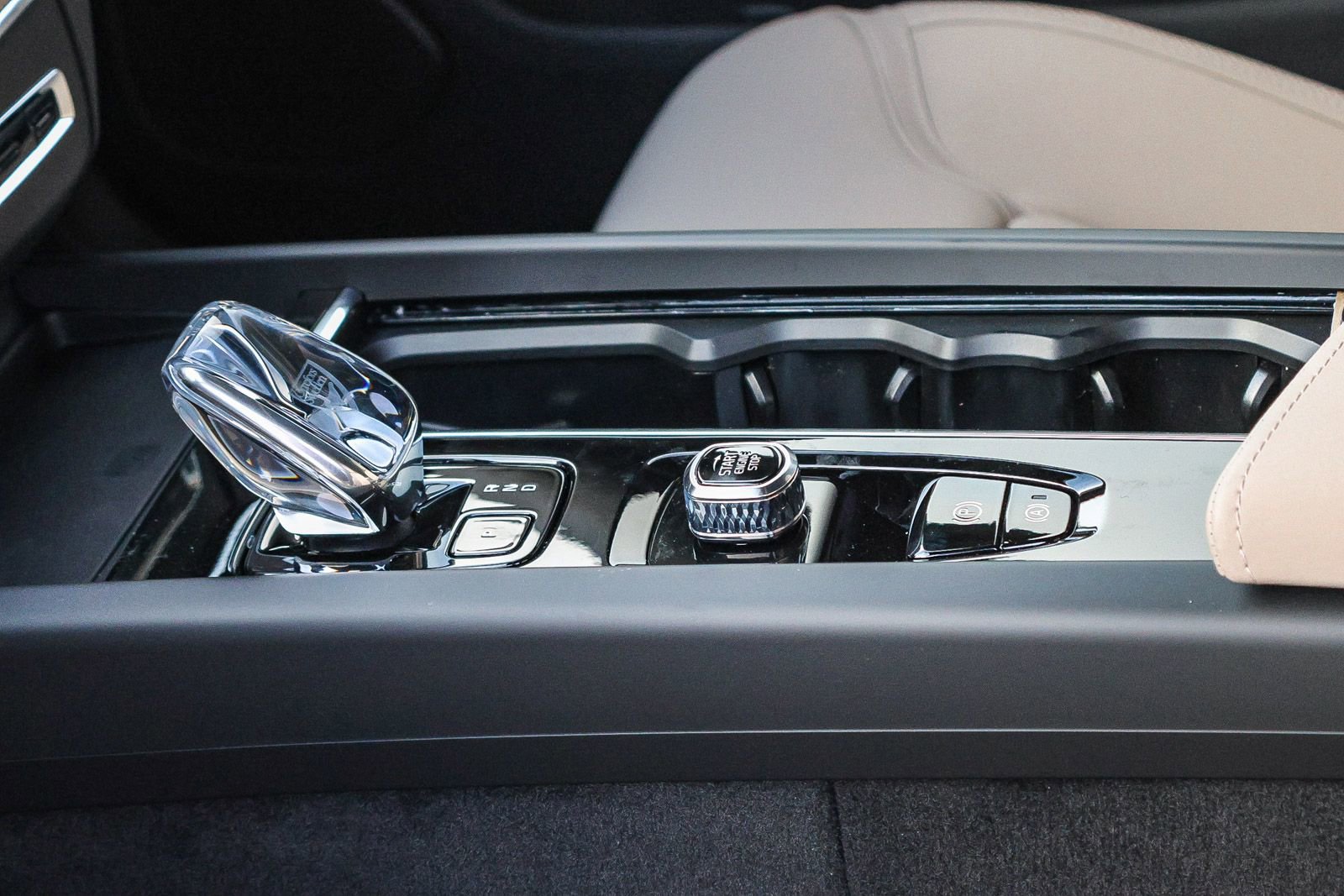 New 2026 Volvo XC60 B5 Plus w/ Climate Package image 29