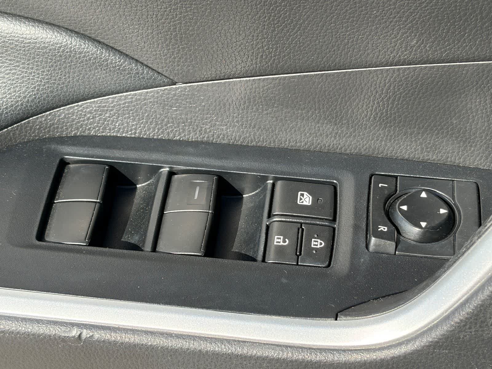 Used 2022 Toyota RAV4 LE FWD image 16
