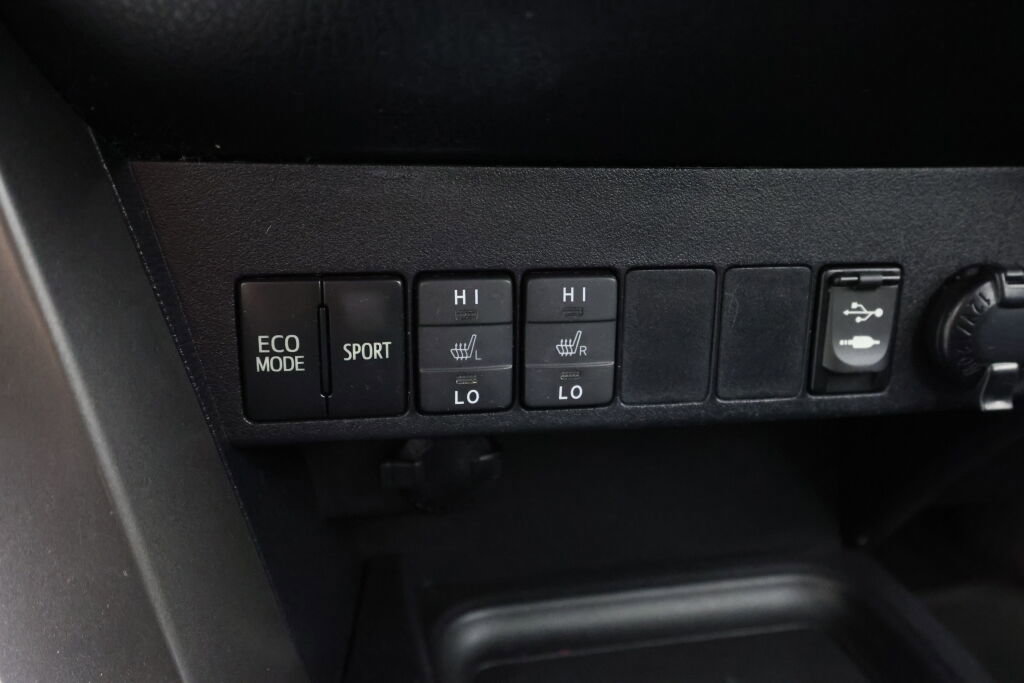 Used 2016 Toyota RAV4 SE image 38