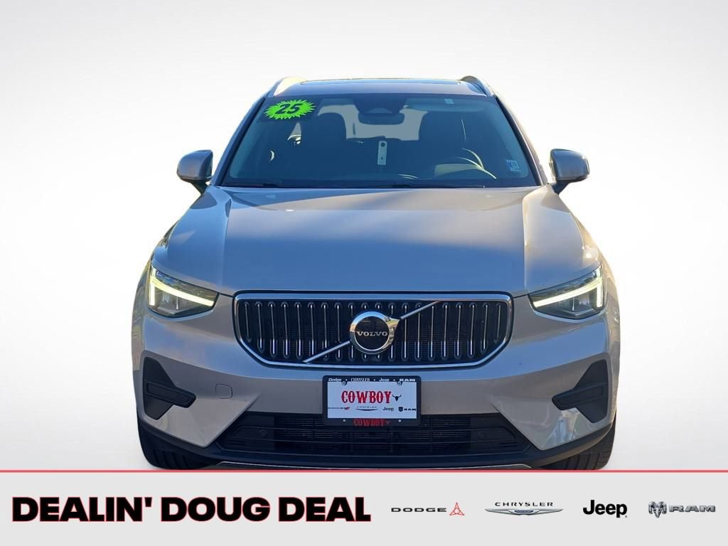 Used 2025 Volvo XC40 B5 Core image 9