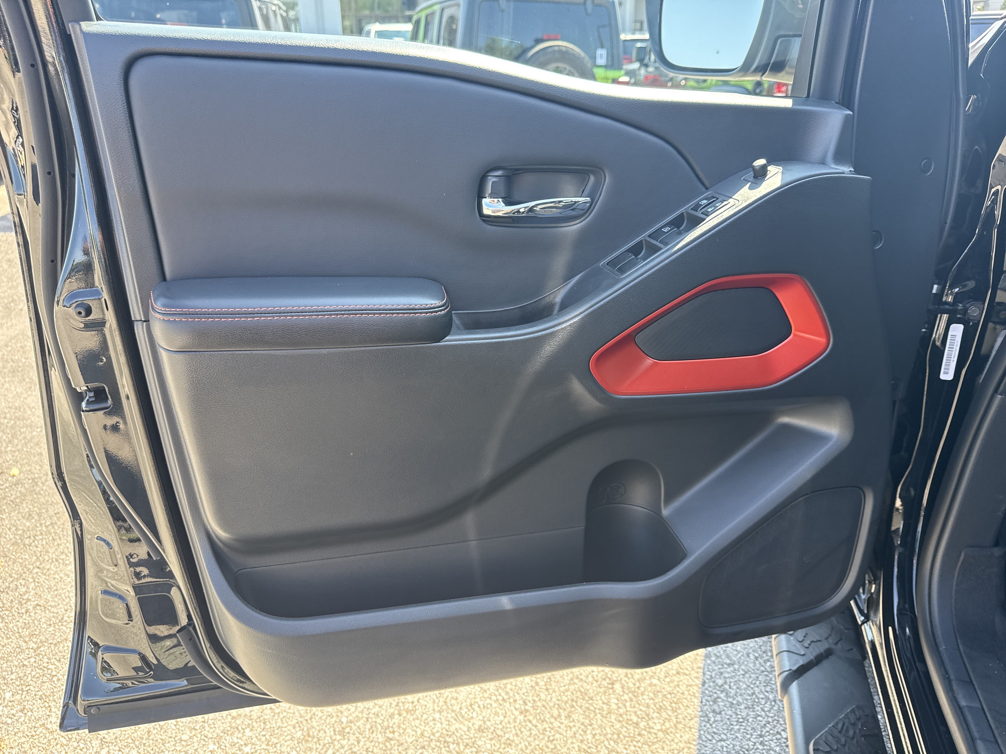 Used 2025 Nissan Frontier PRO-4X AWD/4WD image 10