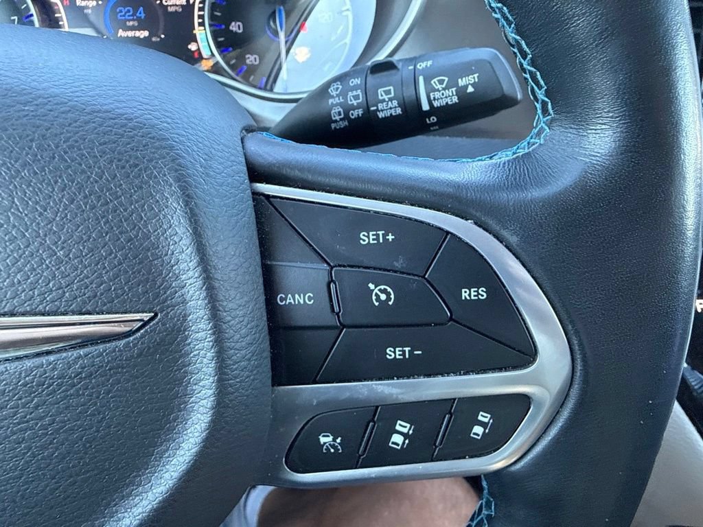 Used 2021 Chrysler Pacifica Touring w/ Uconnect Theater Family Group FWD image 21