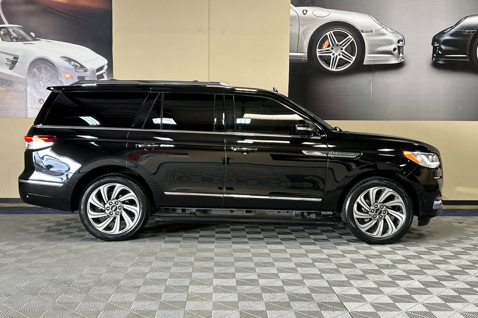 Used 2022 Lincoln Navigator Reserve image 3