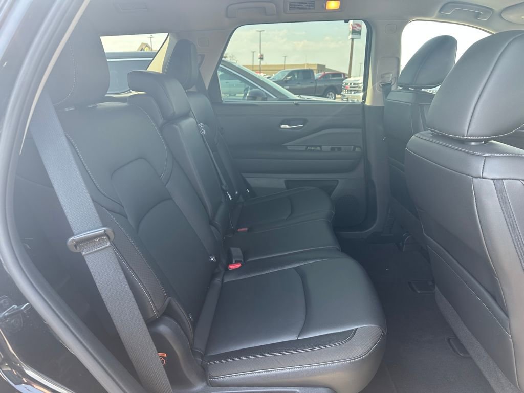 Used 2025 Nissan Pathfinder SL AWD/4WD image 14