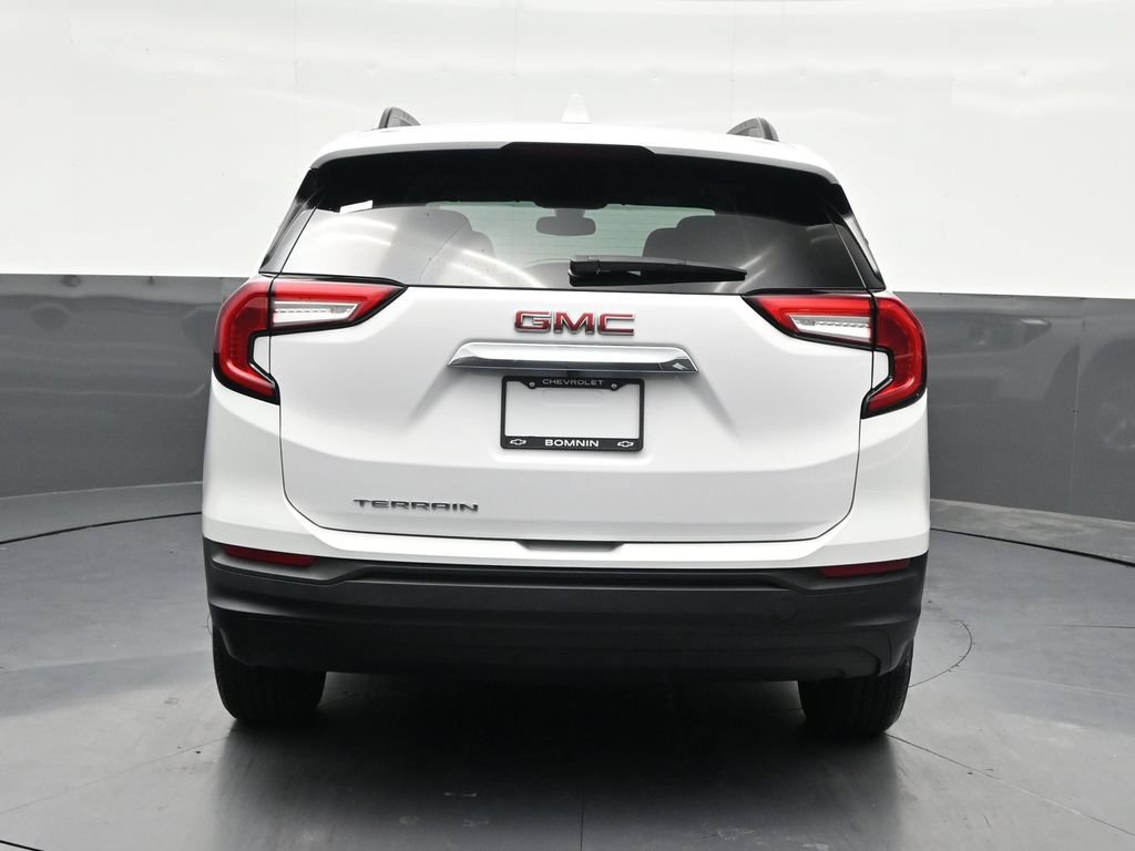 Used 2024 GMC Terrain SLE w/ Driver Convenience Package FWD image 4