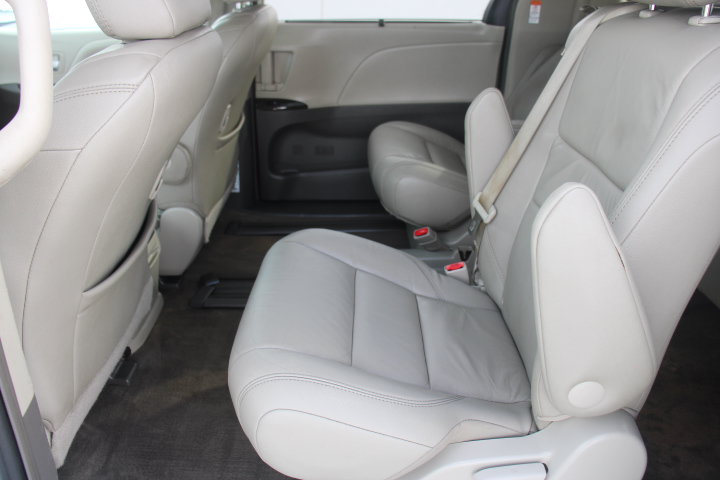 Used 2017 Toyota Sienna XLE Premium FWD image 13