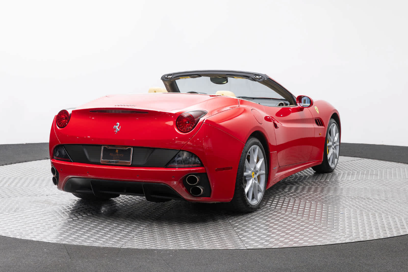 Used 2010 Ferrari California RWD image 22