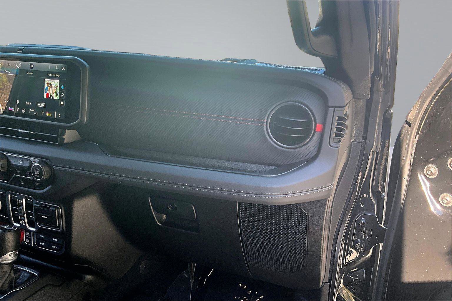 Used 2025 Jeep Wrangler Unlimited Rubicon w/ Convenience Group AWD/4WD image 18