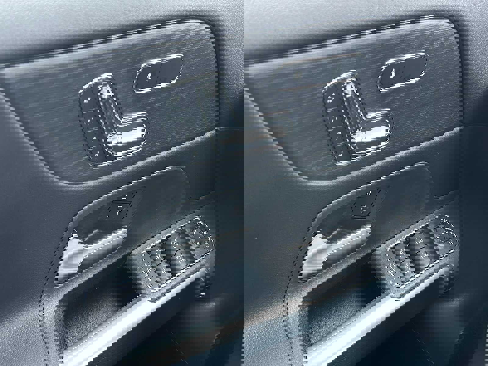 Used 2026 Mercedes-Benz GLB 250 4MATIC image 32