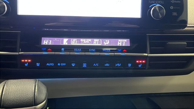 Used 2024 Toyota Sienna Platinum FWD image 24