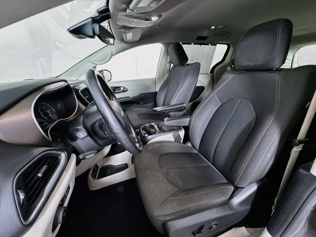 Used 2019 Chrysler Pacifica Touring Plus w/ Advanced Safetytec Group FWD image 21