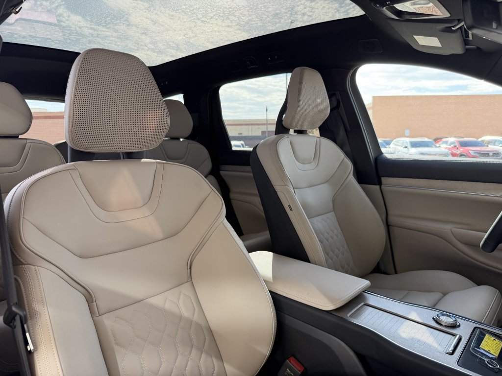 Used 2025 Volvo EX90 Ultra AWD/4WD image 44