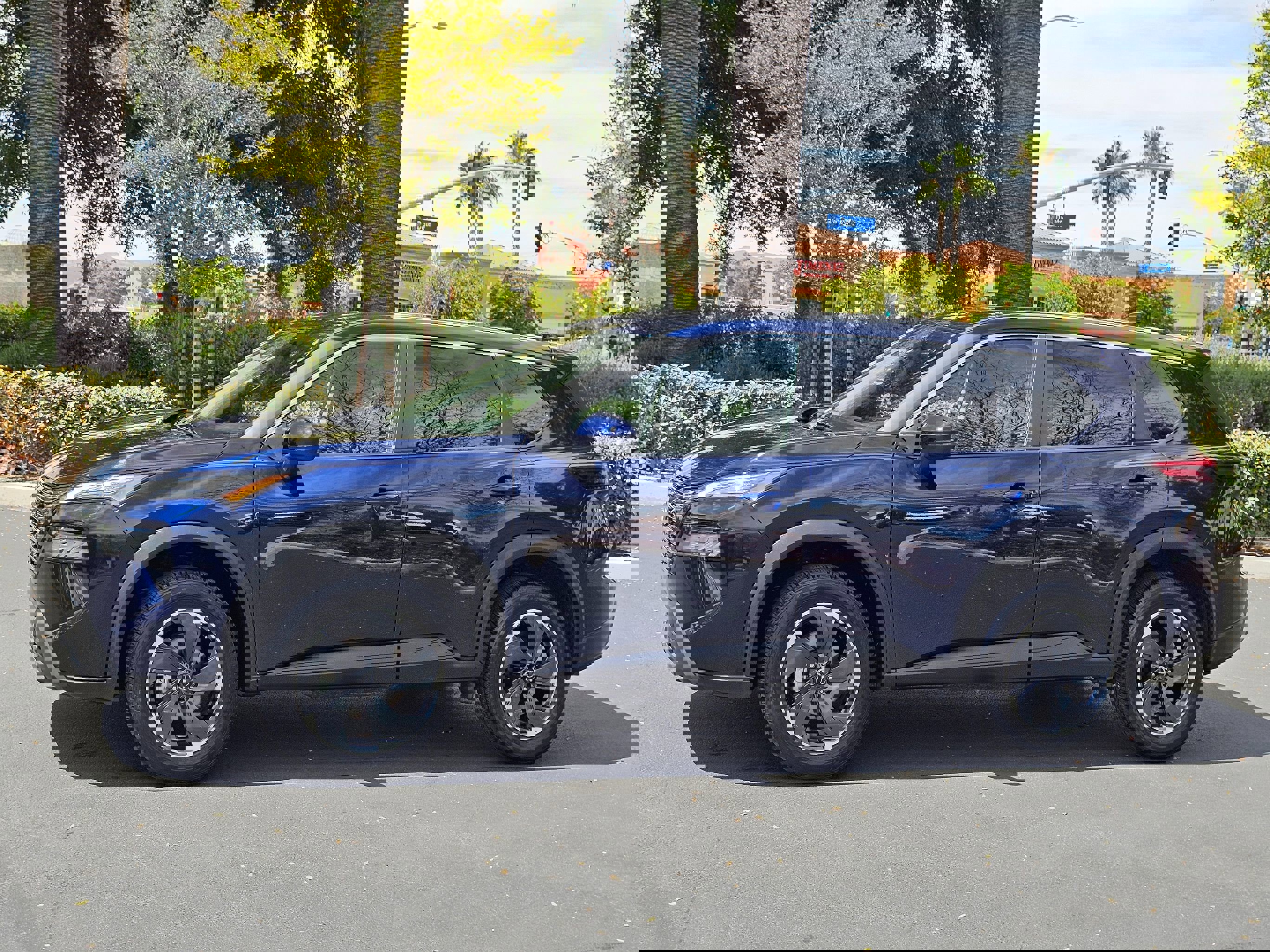 Used 2025 Nissan Rogue SV image 8