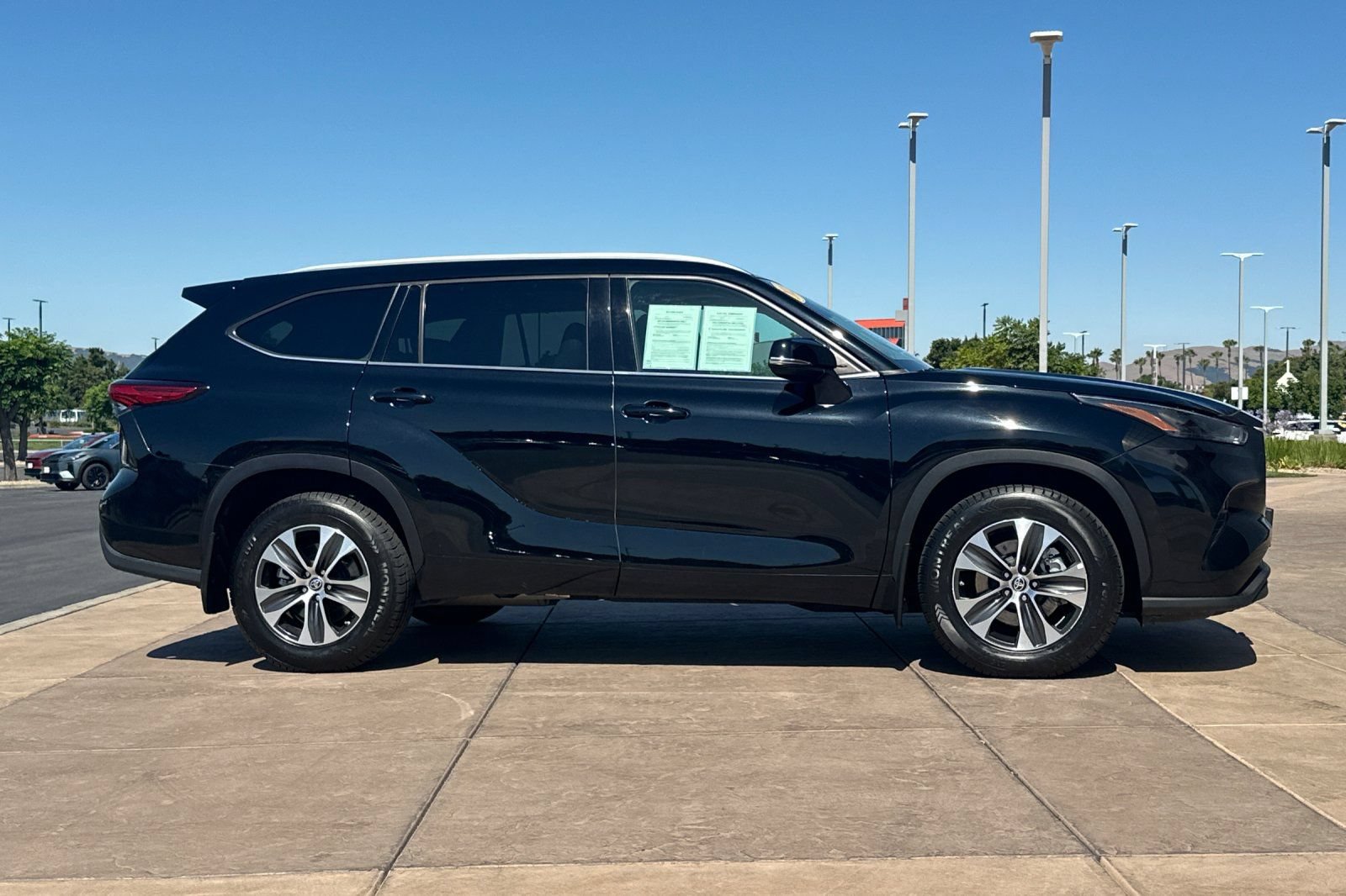 Used 2022 Toyota Highlander XLE AWD/4WD video 3