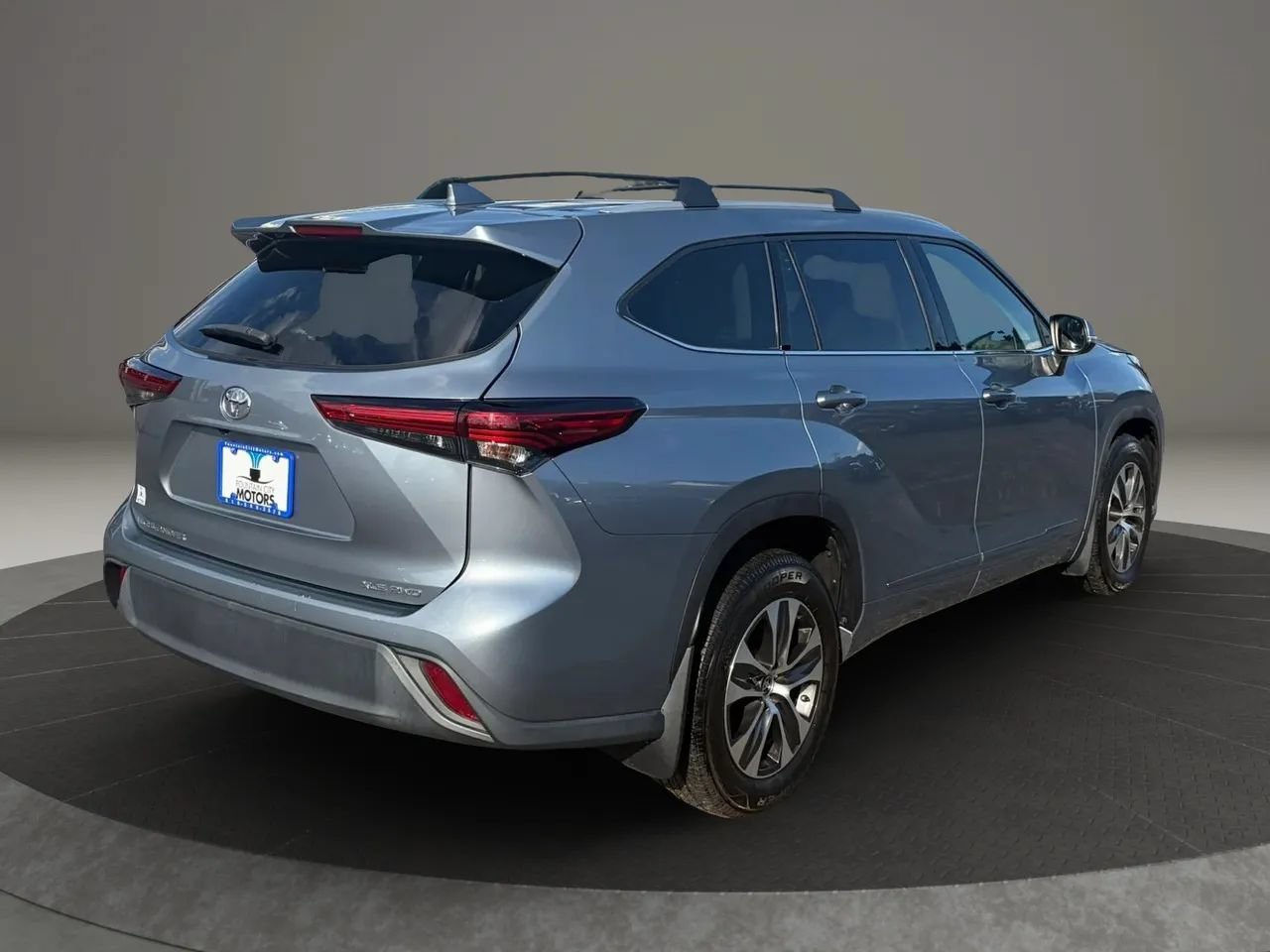 Used 2022 Toyota Highlander XLE AWD/4WD image 5