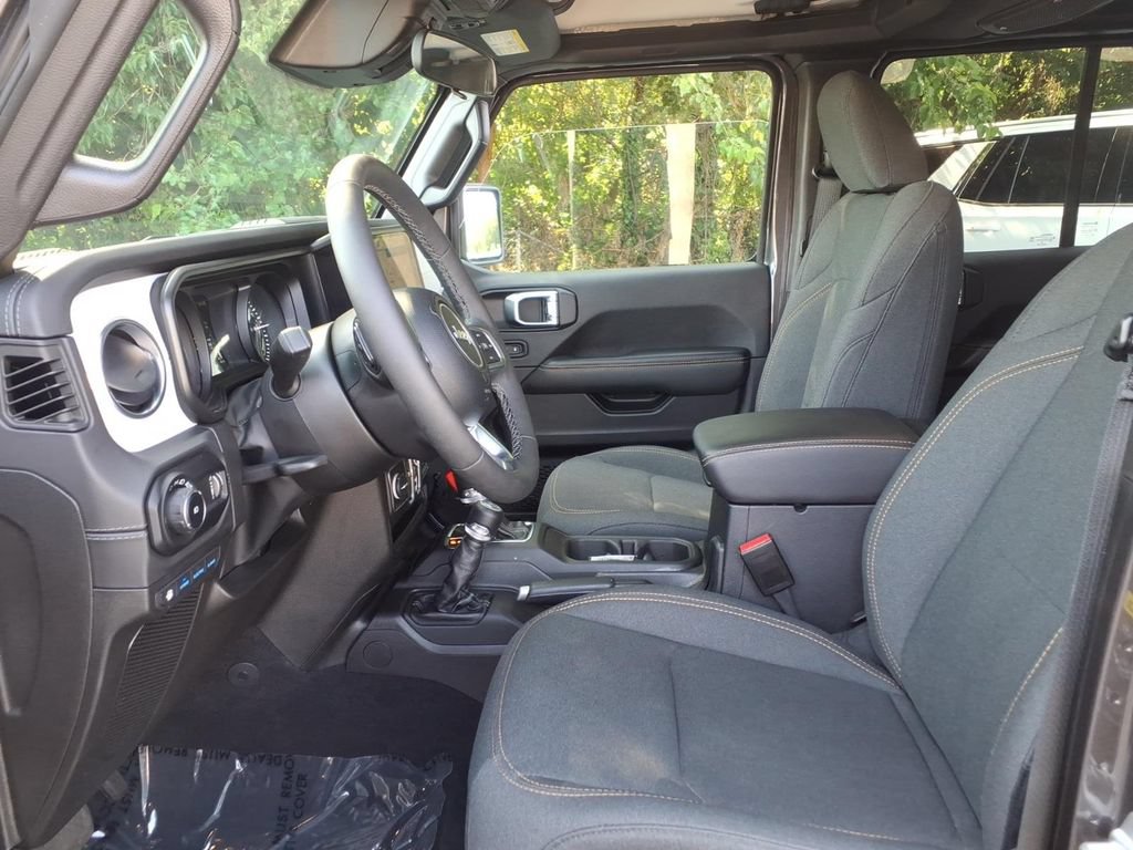 Used 2025 Jeep Wrangler Unlimited Sahara AWD/4WD image 9