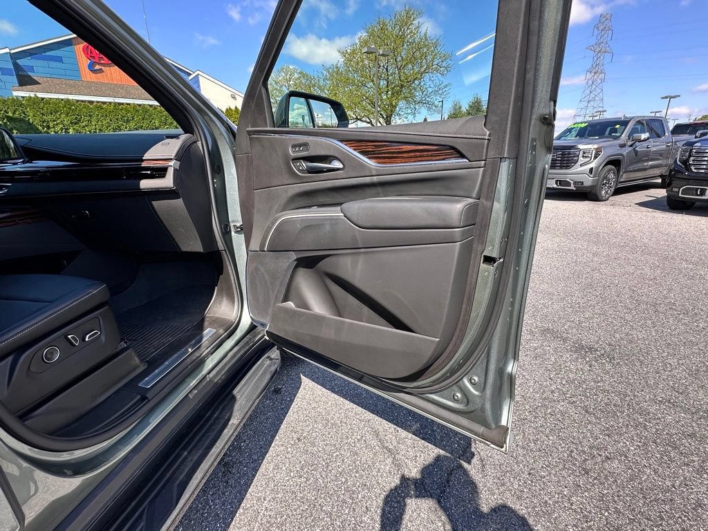 Used 2024 Cadillac Escalade Luxury AWD/4WD image 15
