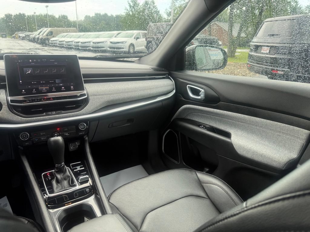 Used 2024 Jeep Compass Latitude AWD/4WD image 39