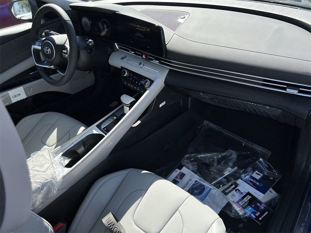 New 2025 Hyundai Elantra Limited image 18