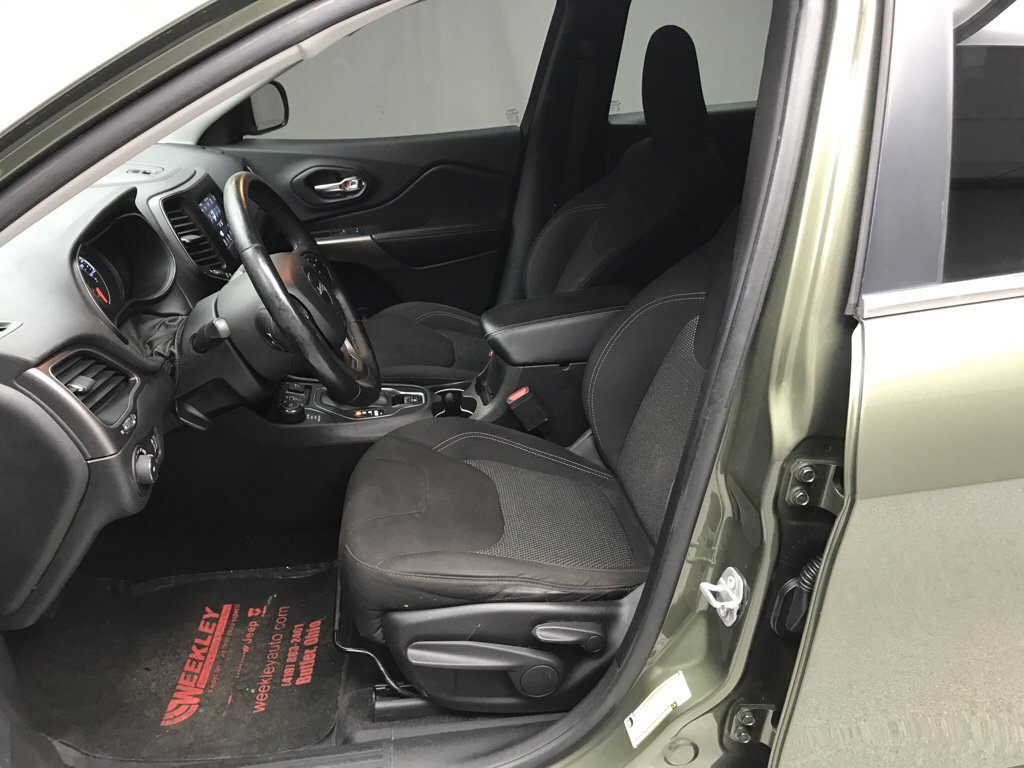 Used 2019 Jeep Cherokee Latitude w/ Cold Weather Group image 9