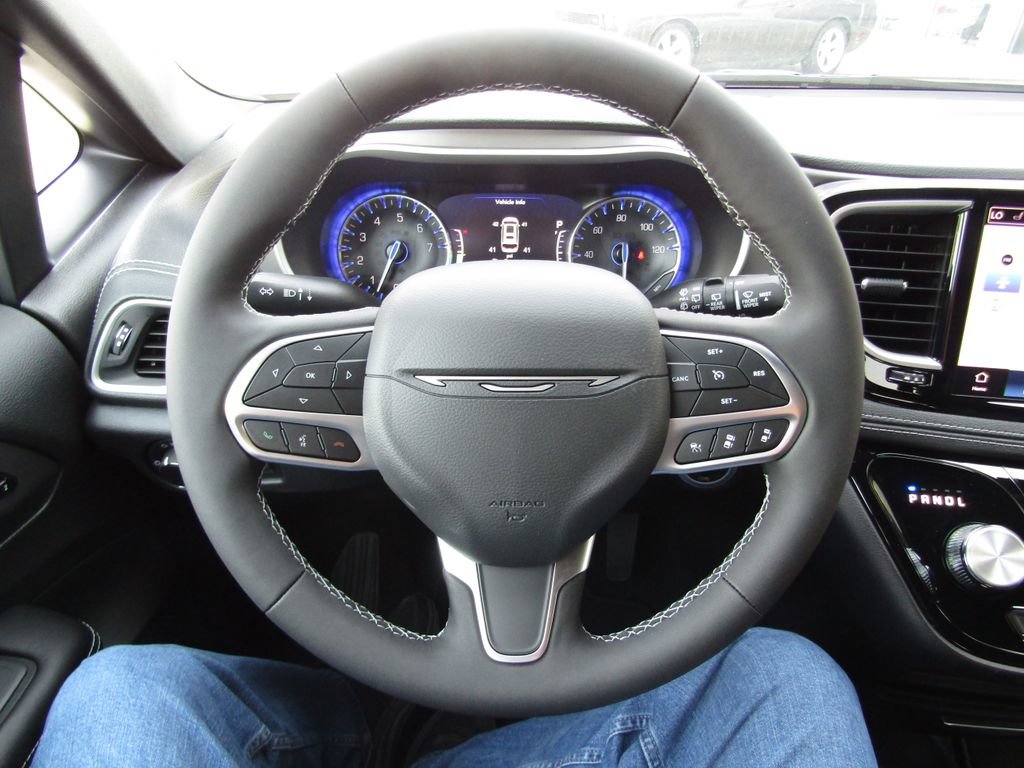 New 2027 Chrysler Pacifica Select FWD image 24