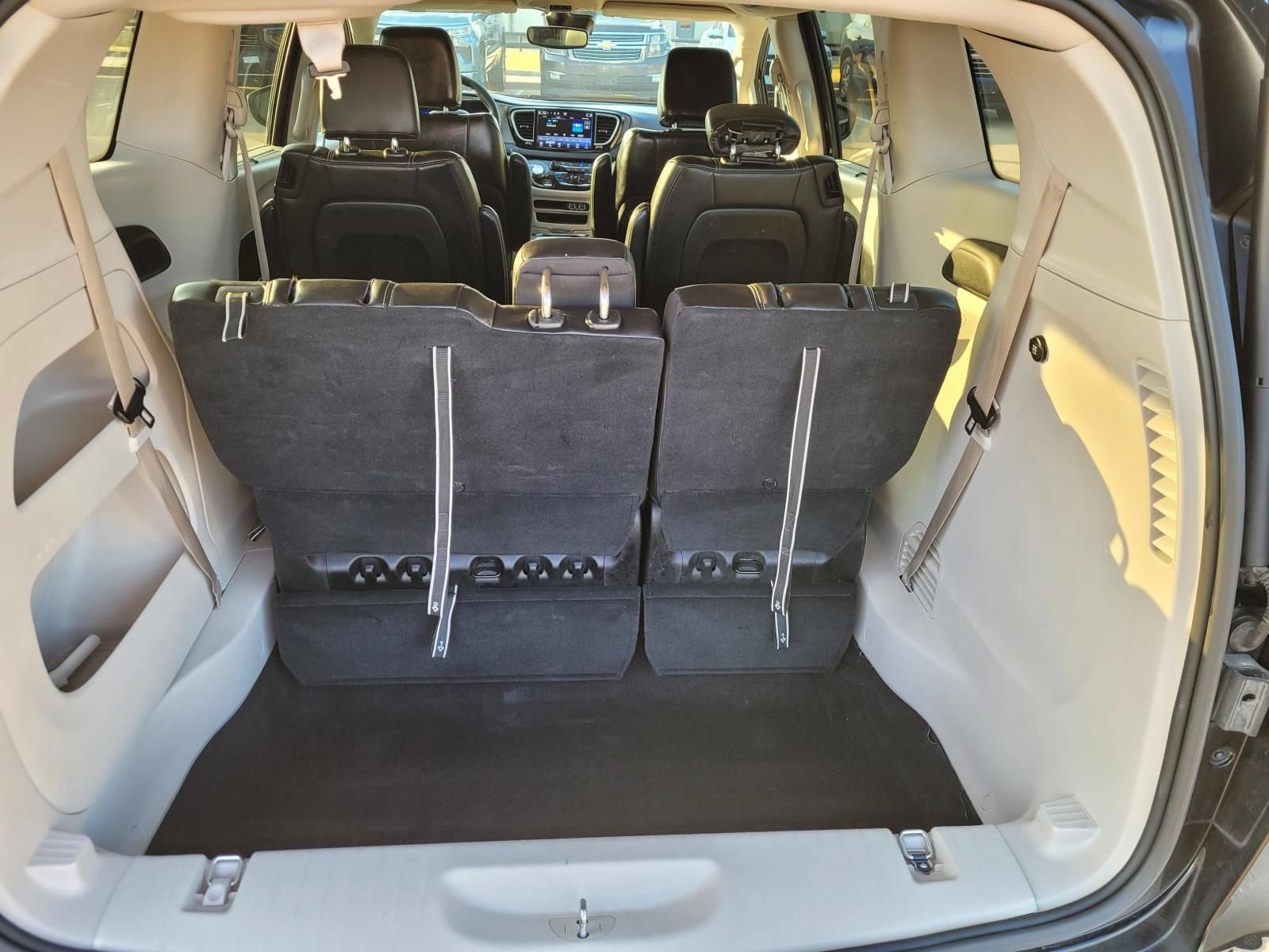 Used 2023 Chrysler Pacifica Touring-L FWD image 13