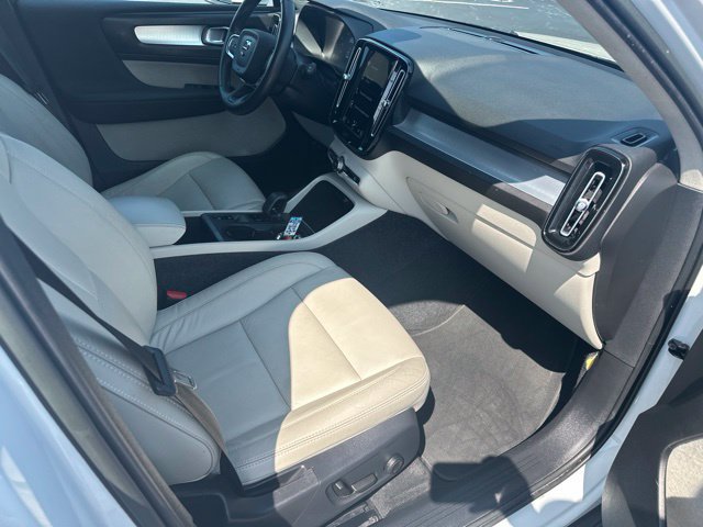 Used 2022 Volvo XC40 T4 Momentum FWD image 19