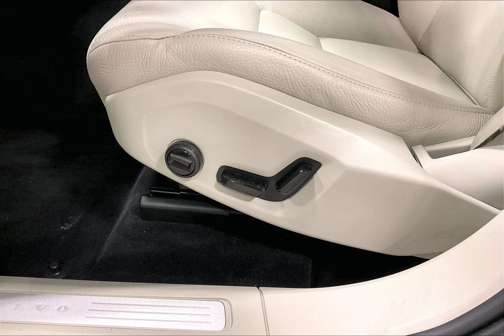 Certified 2024 Volvo XC60 B5 Plus AWD/4WD image 19
