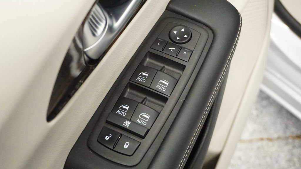 Used 2024 Chrysler Pacifica Limited image 23