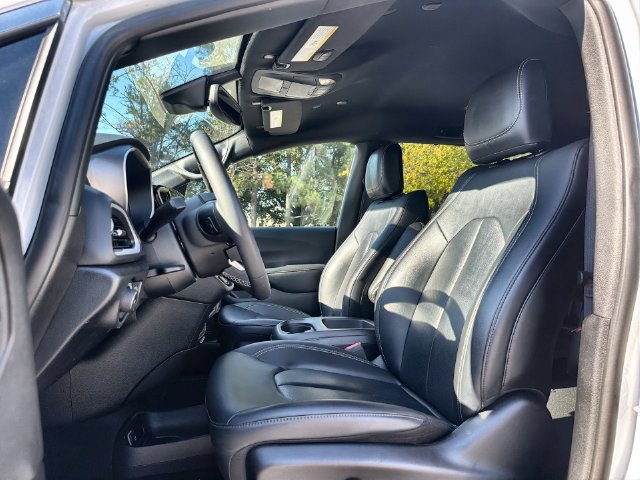 Used 2025 Chrysler Pacifica Select FWD image 11