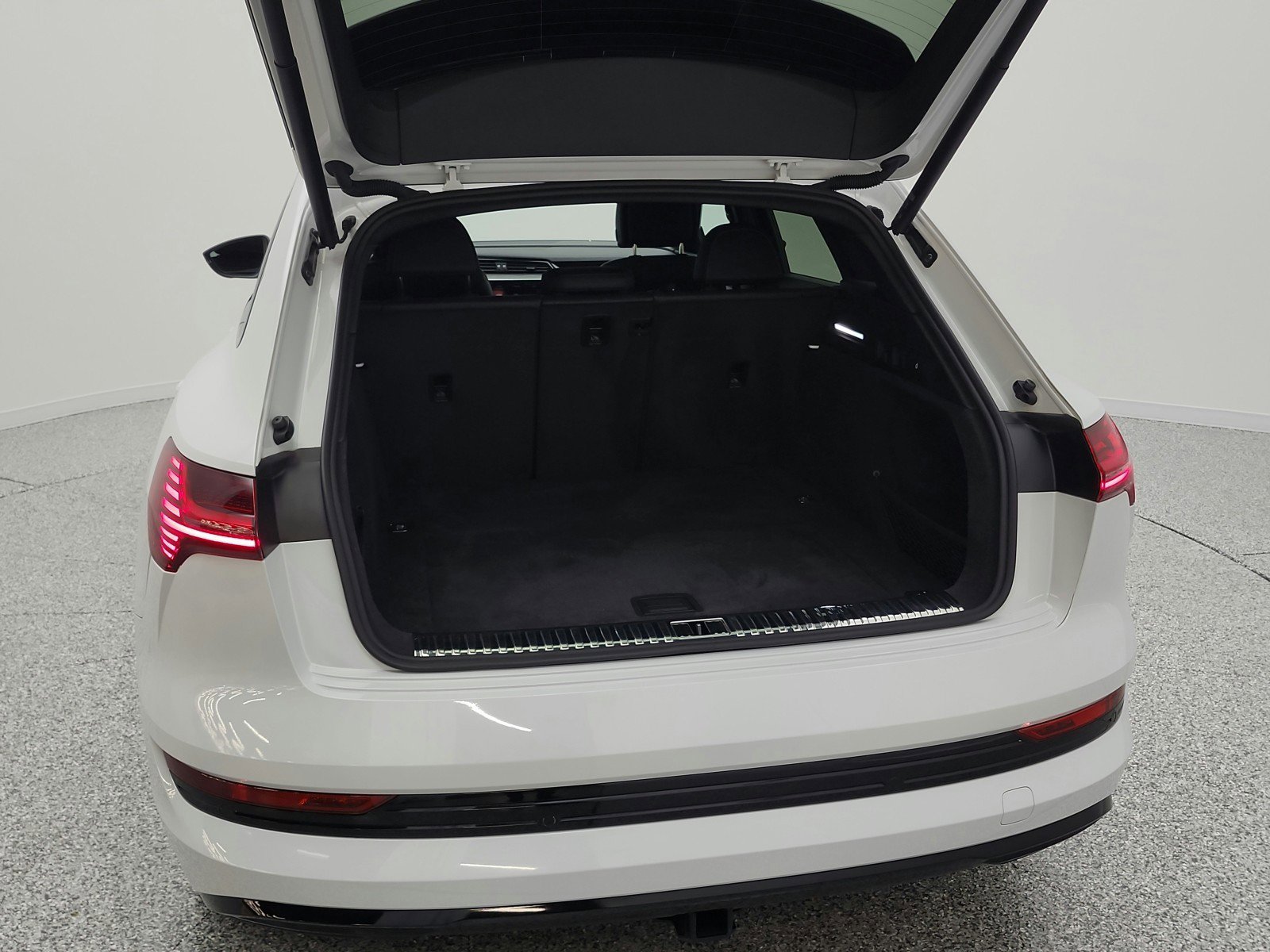 Used 2023 Audi e-tron Premium w/ Convenience Plus Package image 21