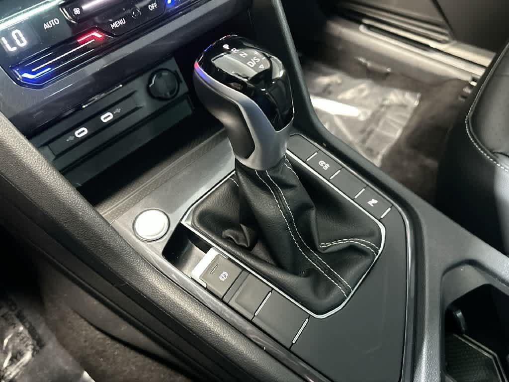 Used 2024 Volkswagen Tiguan SE R-Line FWD image 9