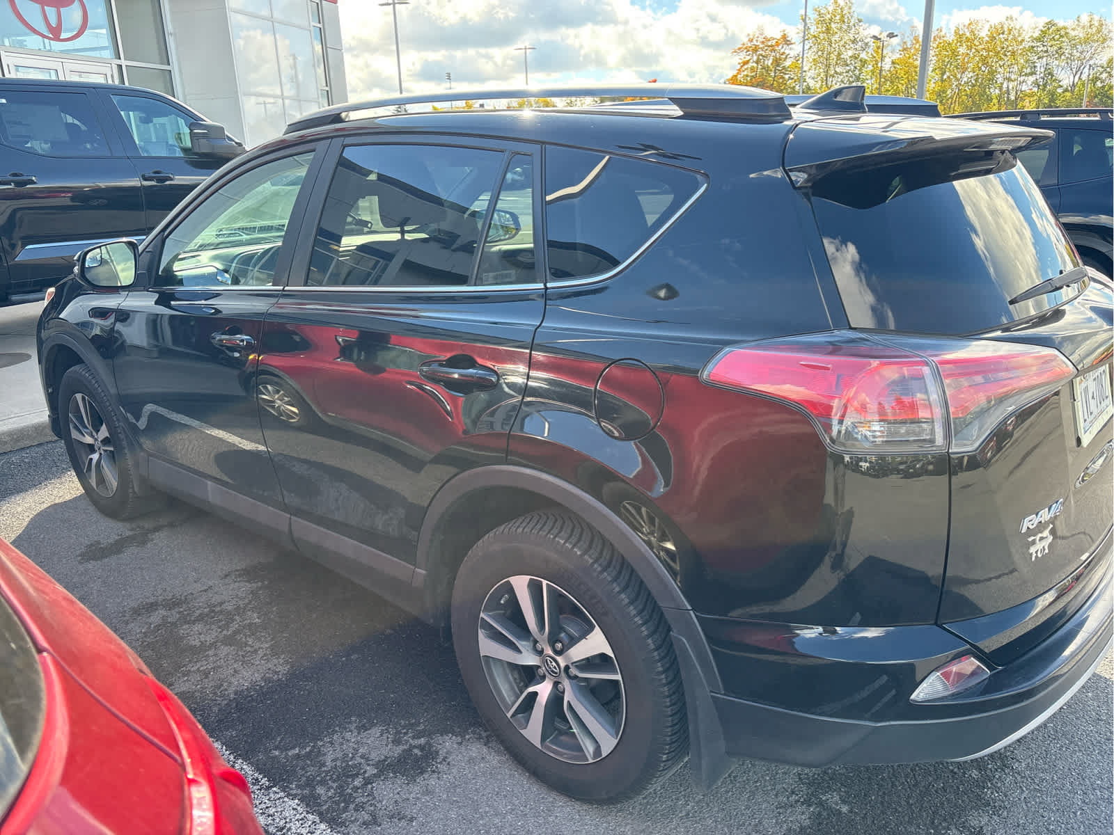 Used 2017 Toyota RAV4 XLE w/ All Weather Liner Package AWD/4WD image 6