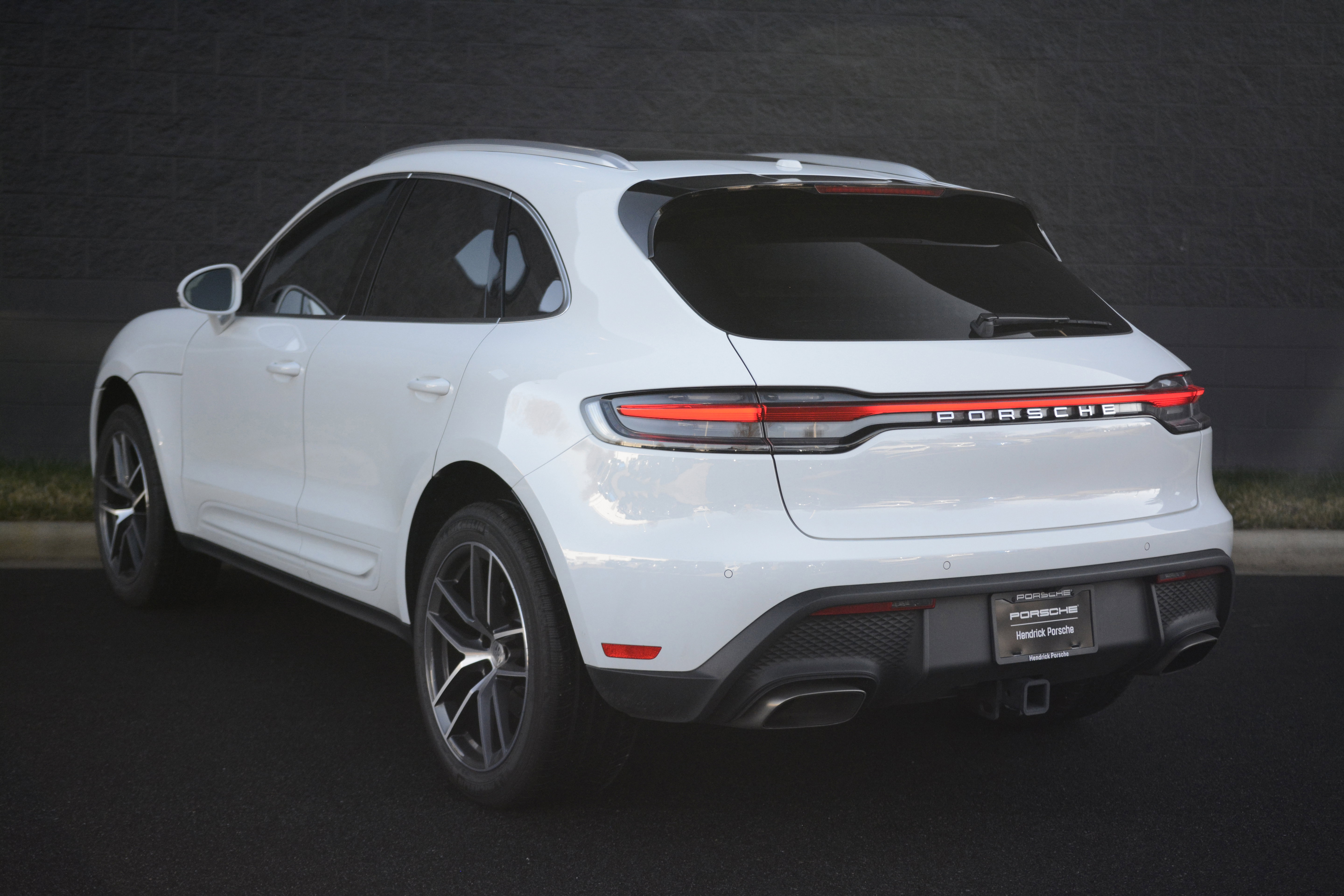Certified 2025 Porsche Macan image 3
