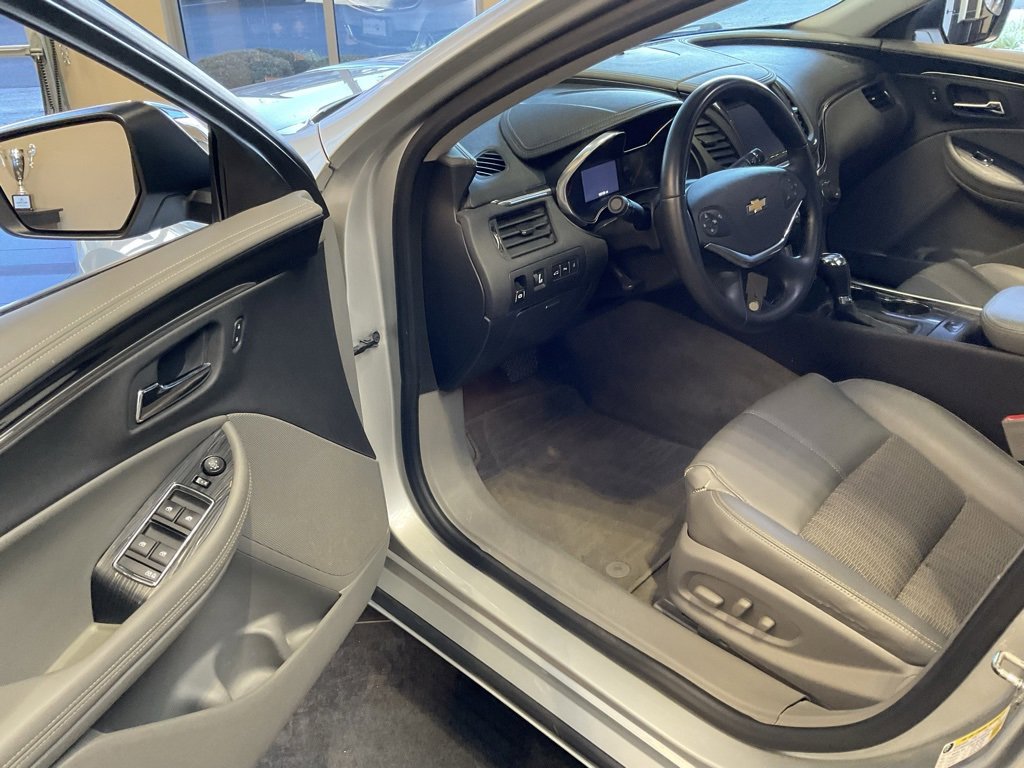 Used 2016 Chevrolet Impala LT w/ Convenience Package image 9