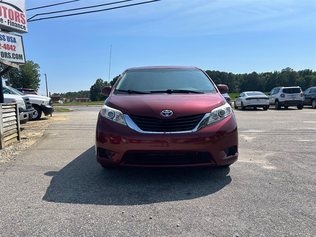 Used 2012 Toyota Sienna LE w/ Towing Pkg AWD/4WD image 7