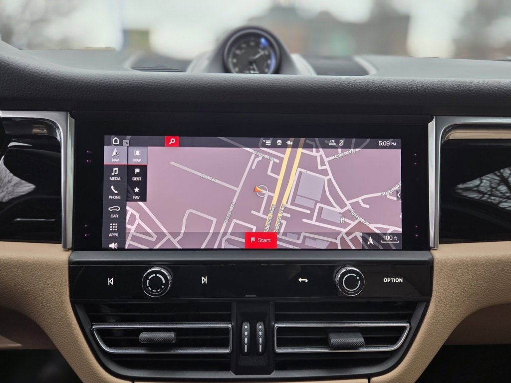 Used 2023 Porsche Macan AWD image 17